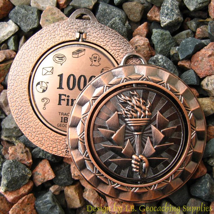 Geocoin / Géomedal Geocaching Milestone – Argent Vieilli – 100, 500, 1K, 5K